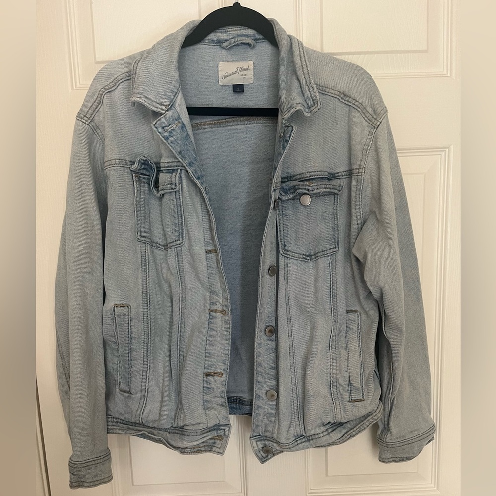 Light wash jean jacket. Excellent Used Condition.